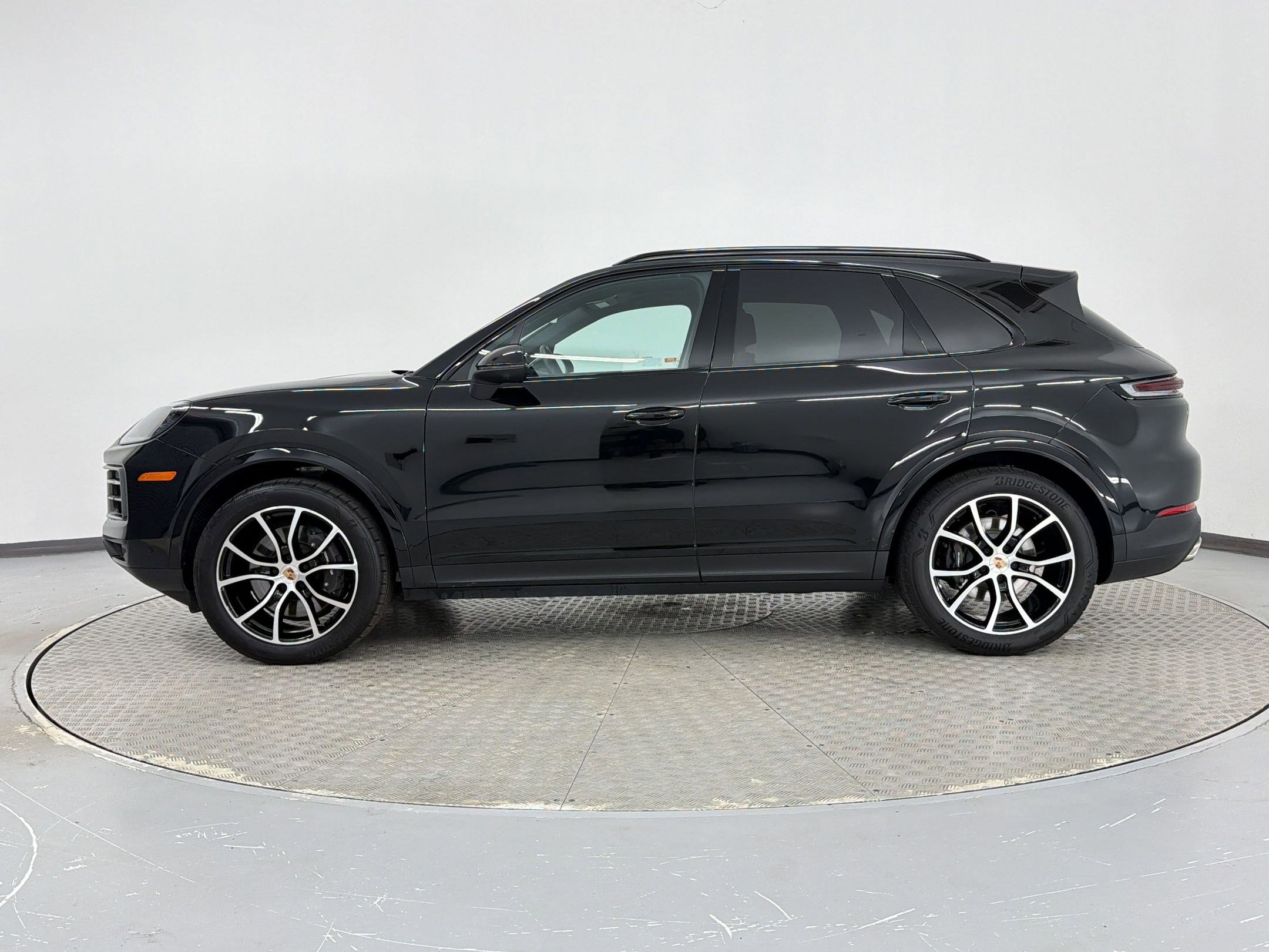 Certified 2025 Porsche Cayenne AWD/4WD image 2