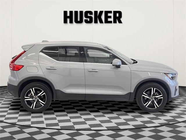 Used 2024 Volvo XC40 B5 Core image 2