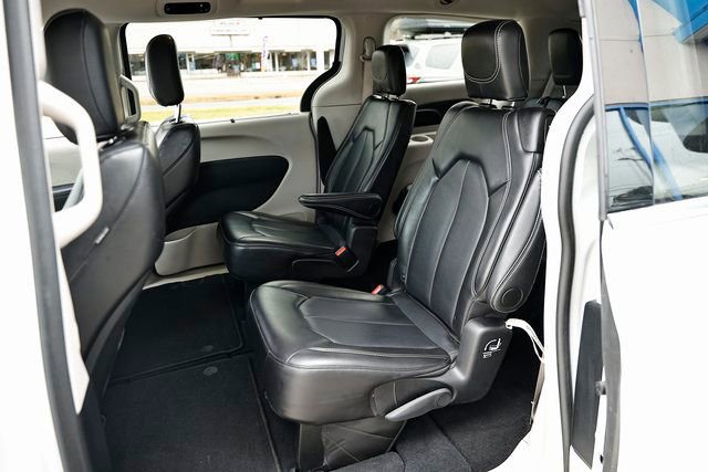 Used 2024 Chrysler Pacifica Touring-L image 22