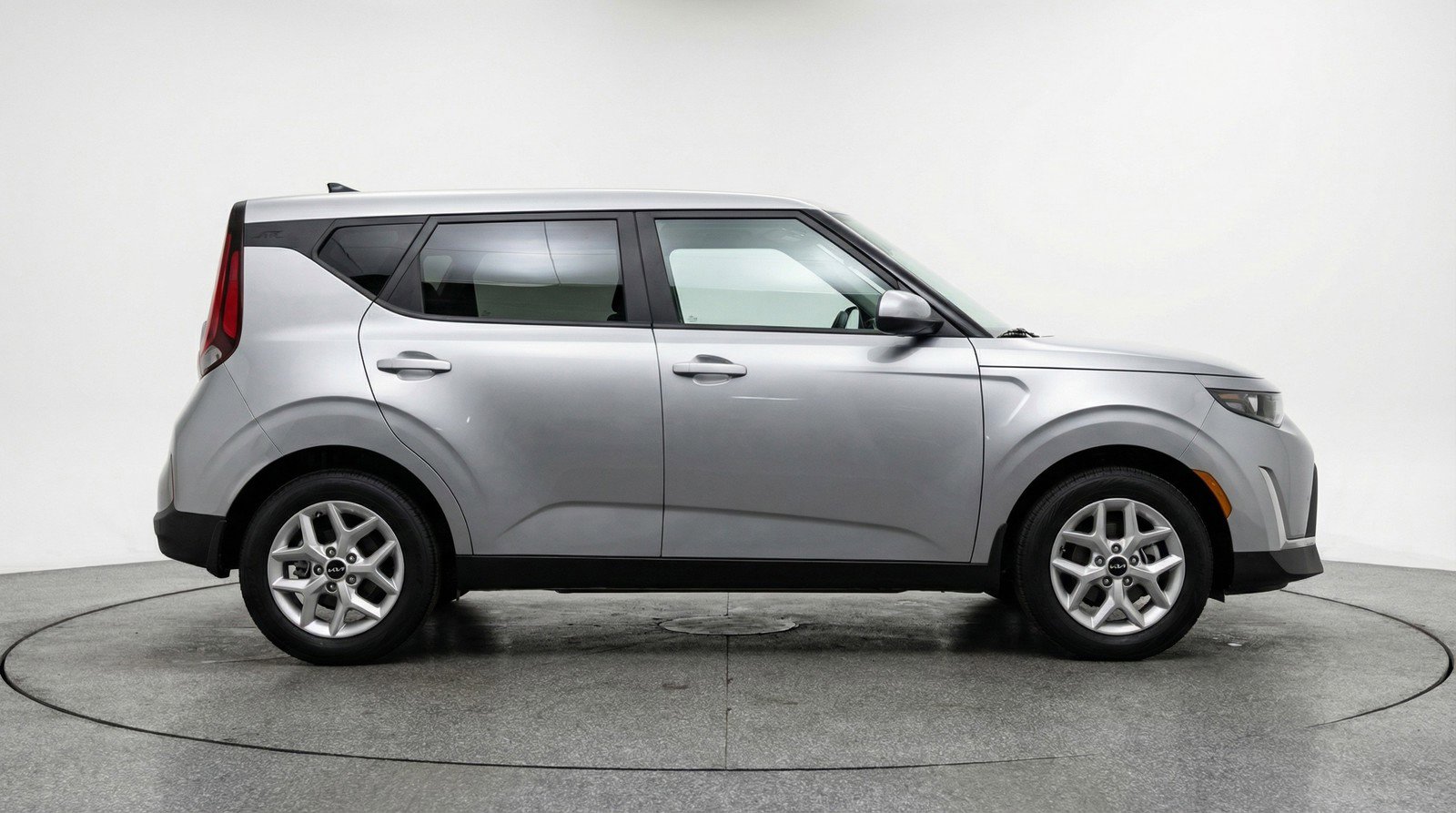Used 2025 Kia Soul LX w/ LX Technology Package FWD image 11