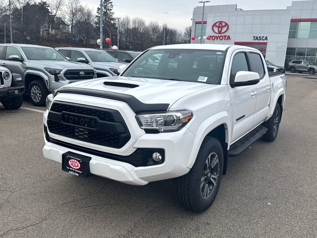 Used 2018 Toyota Tacoma TRD Sport w/ Technology Package image 3