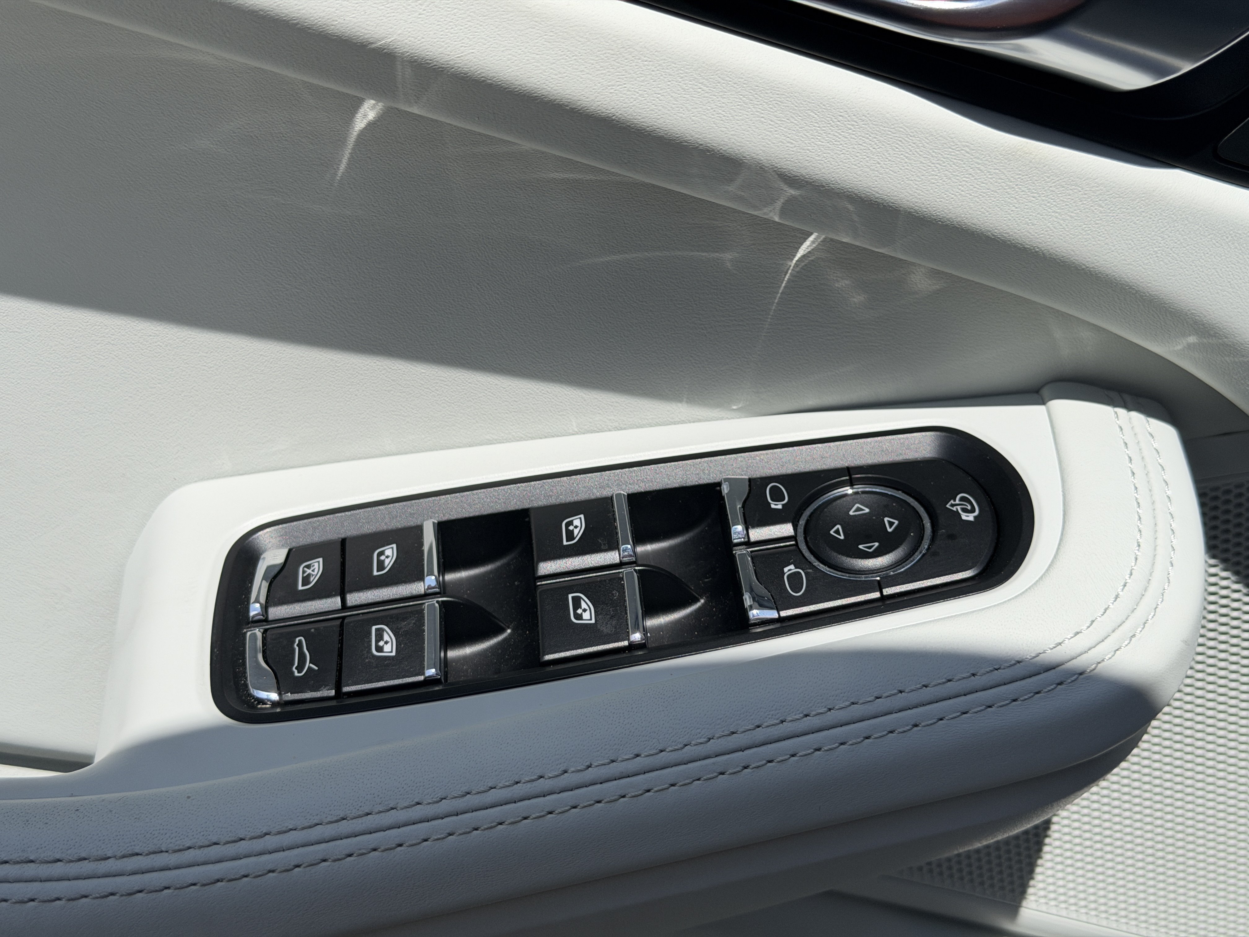 Certified 2023 Porsche Macan AWD/4WD image 25