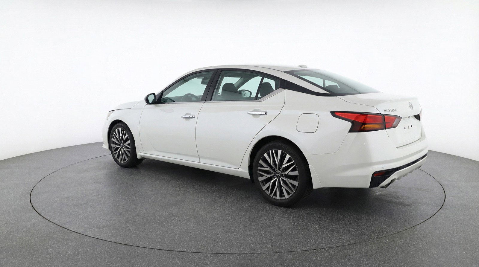 Used 2025 Nissan Altima 2.5 SV FWD image 6