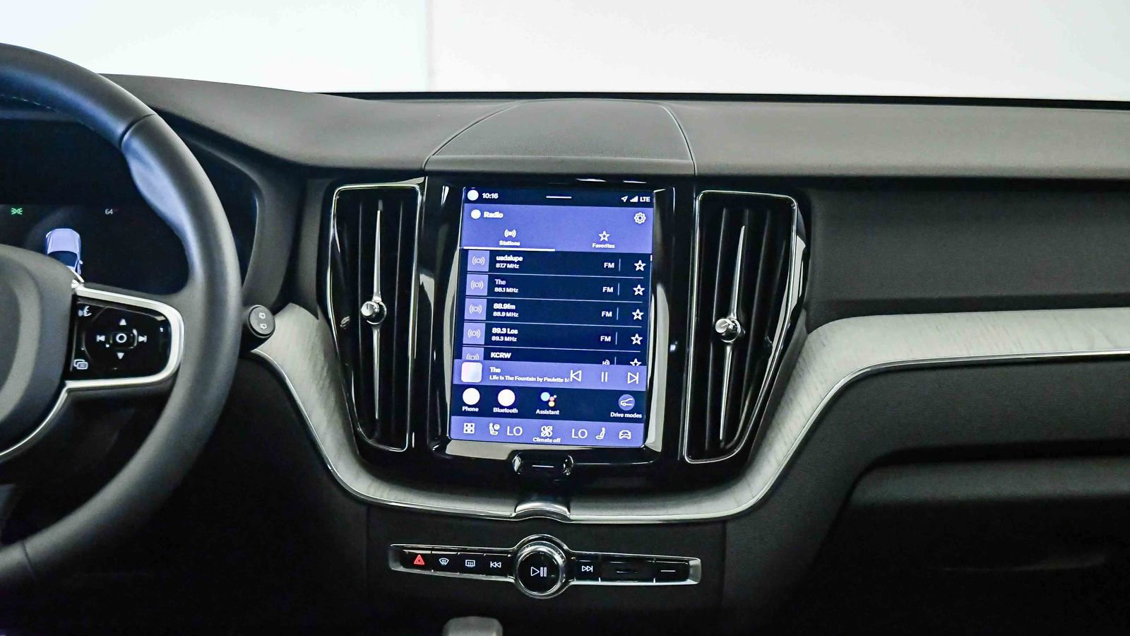 Certified 2025 Volvo XC60 B5 Plus image 14