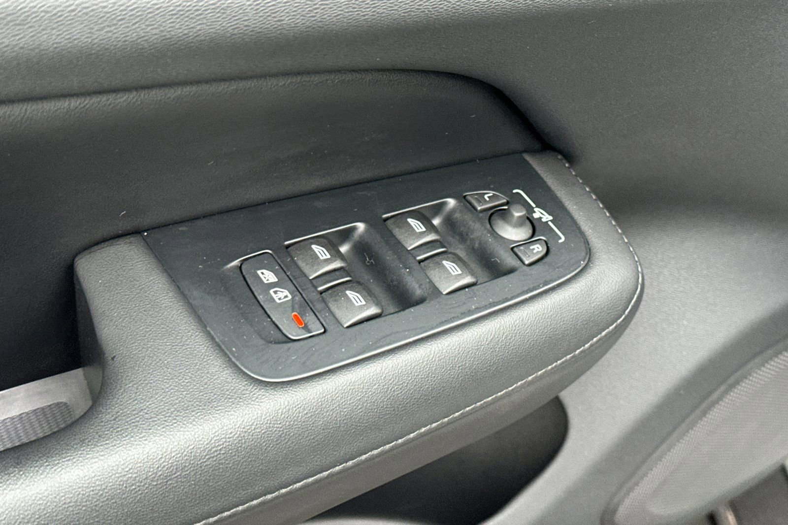 Used 2025 Volvo V60 B5 Cross Country Plus image 11