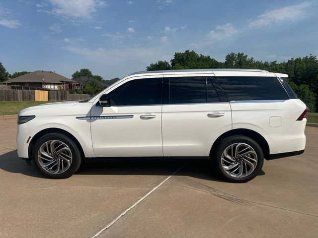 Used 2026 Lincoln Navigator Reserve AWD/4WD image 2