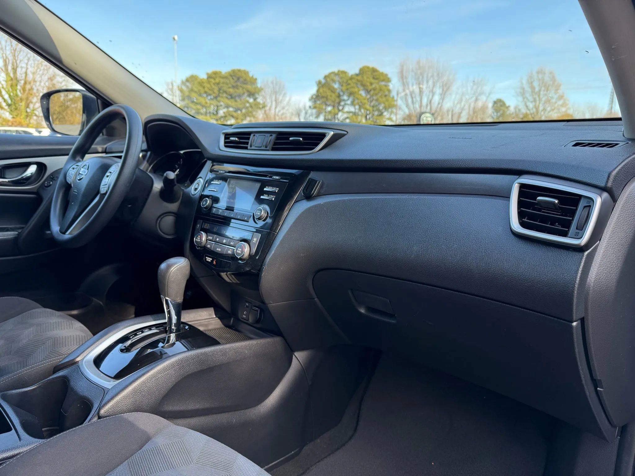 Used 2016 Nissan Rogue SV image 29