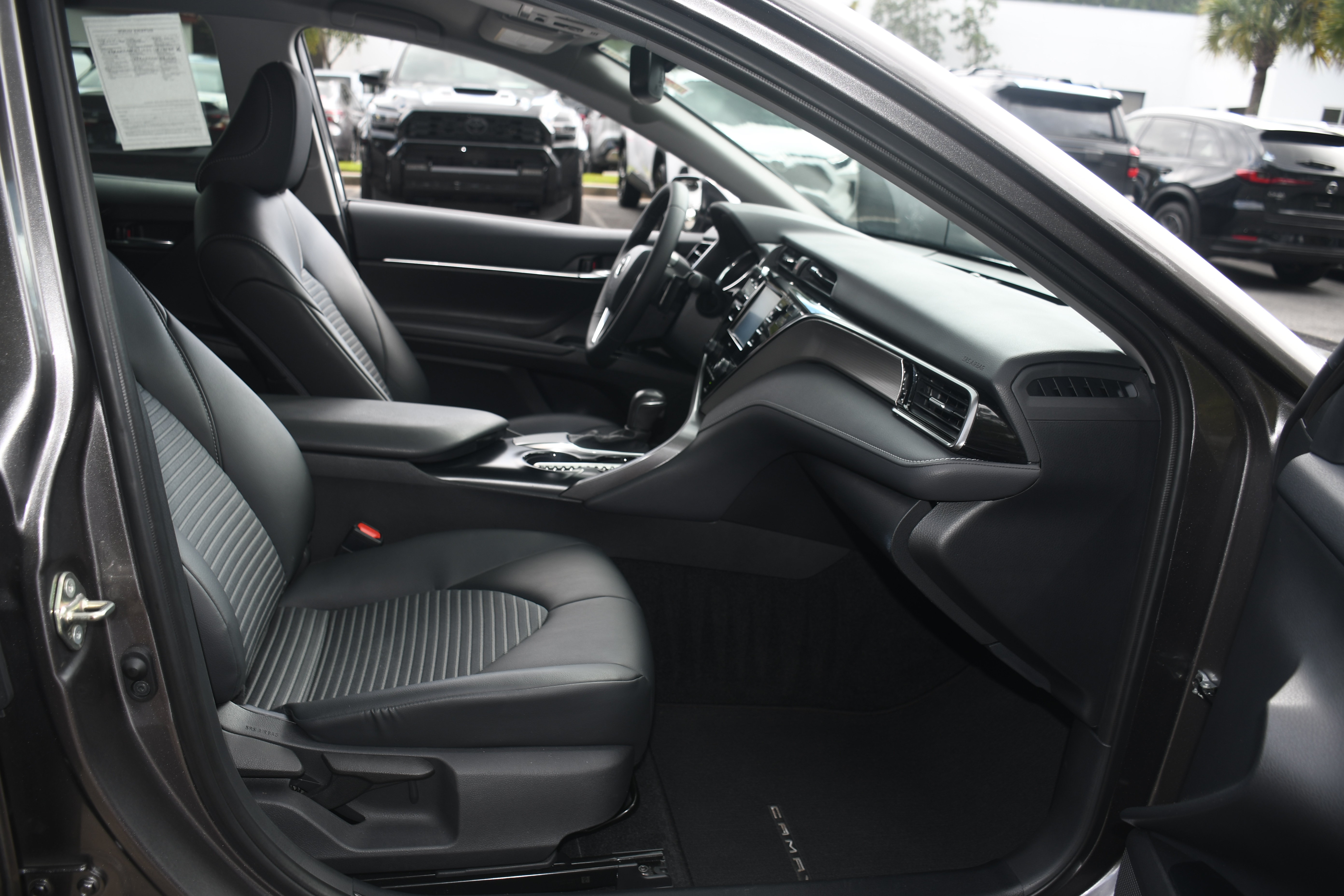 Used 2020 Toyota Camry SE w/ Convenience Package FWD image 19