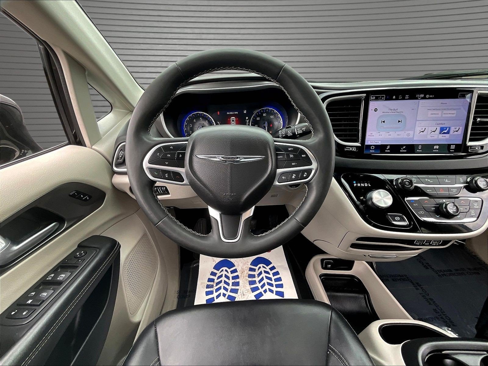 Used 2024 Chrysler Pacifica Touring-L FWD image 10
