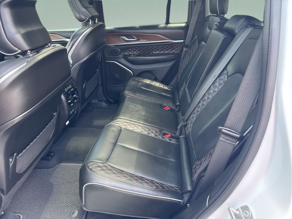 Used 2025 Jeep Grand Cherokee Summit AWD/4WD image 10