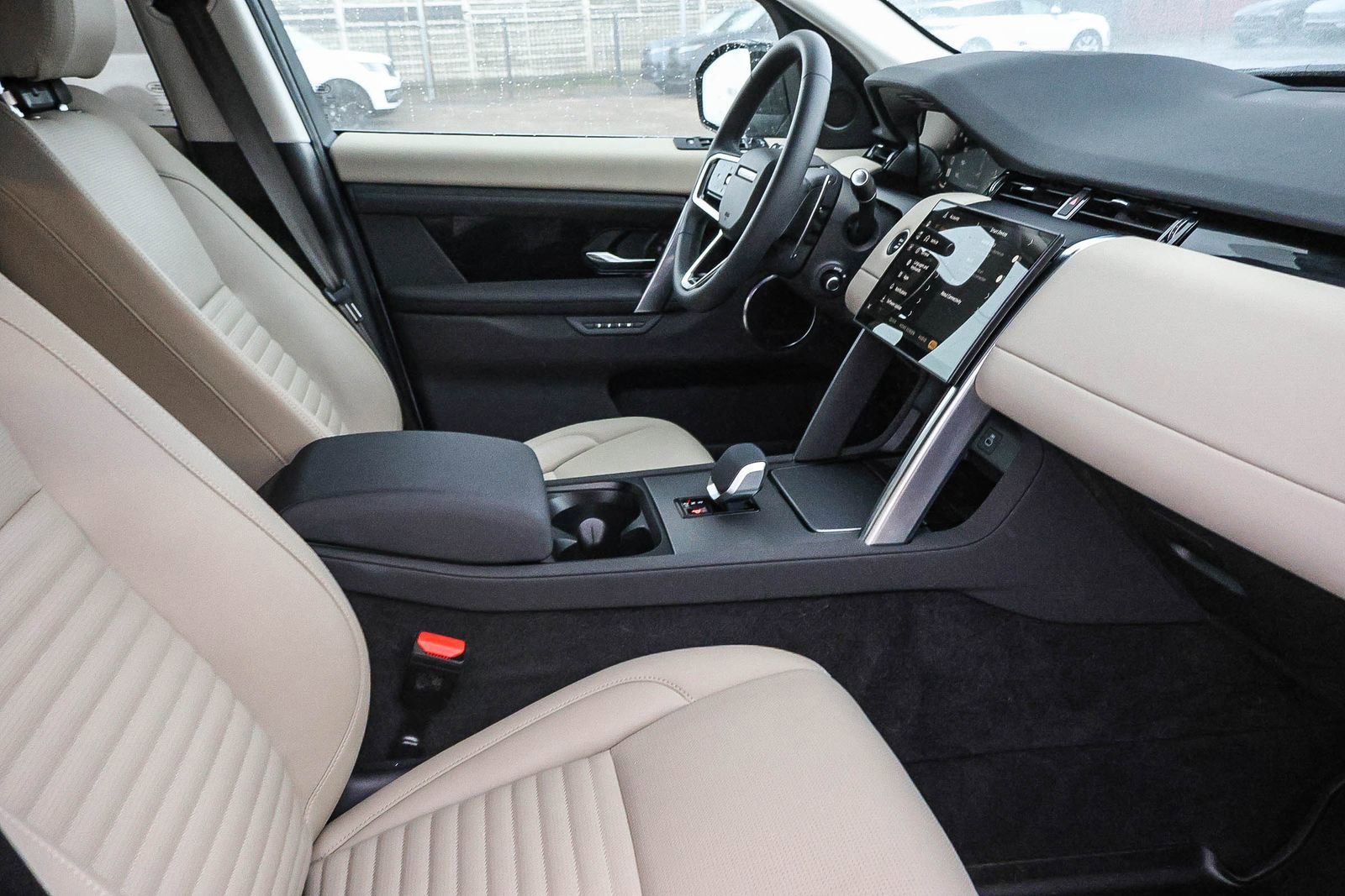 Used 2025 Land Rover Discovery Sport S image 17