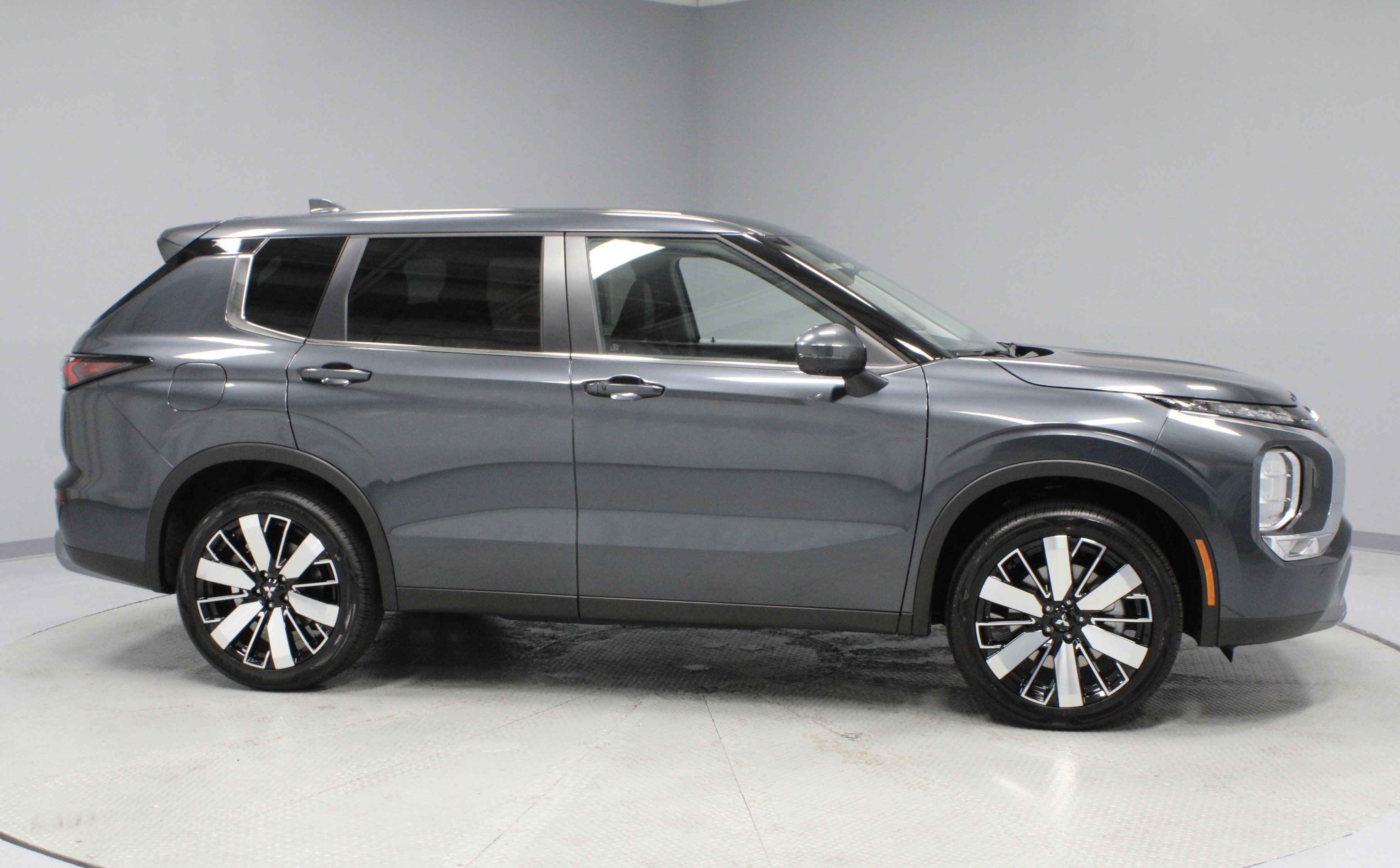 New 2025 Mitsubishi Outlander SE image 9