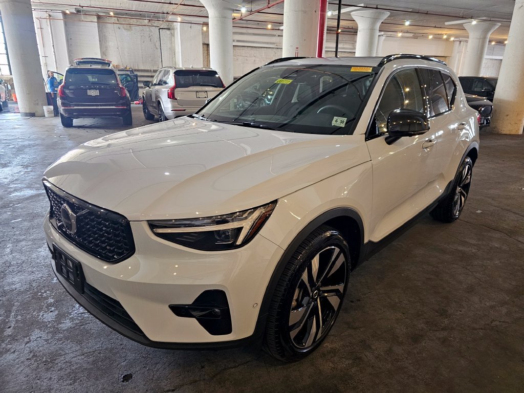 Certified 2025 Volvo XC40 B5 Ultra AWD/4WD image 1