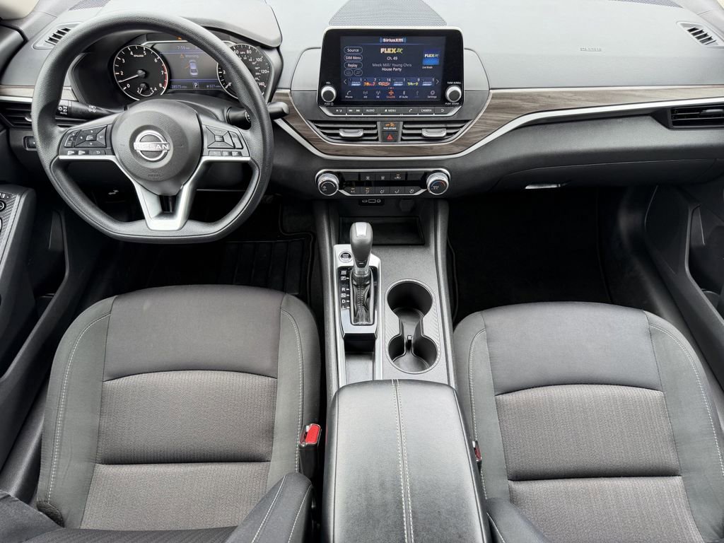 Used 2025 Nissan Altima 2.5 SV FWD image 12
