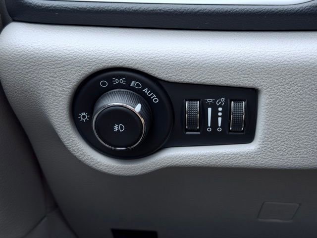 Certified 2023 Chrysler Pacifica Touring-L FWD image 35