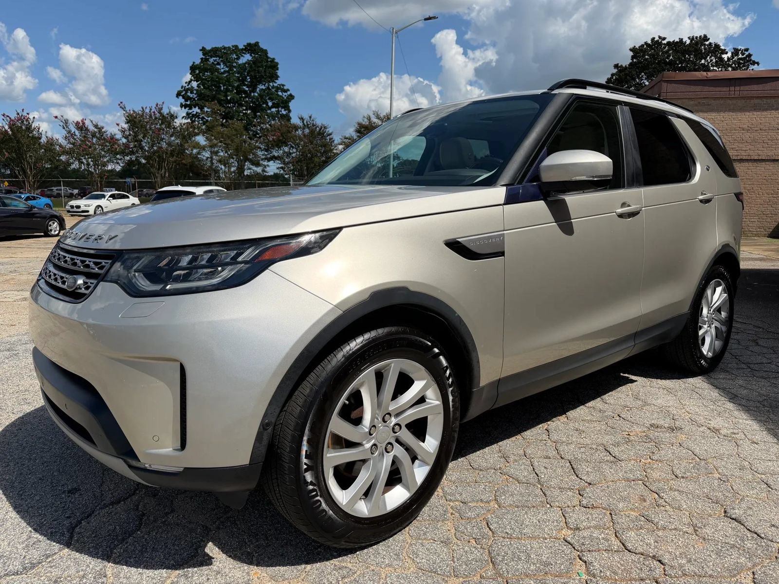 Used 2017 Land Rover Discovery HSE AWD/4WD image 4