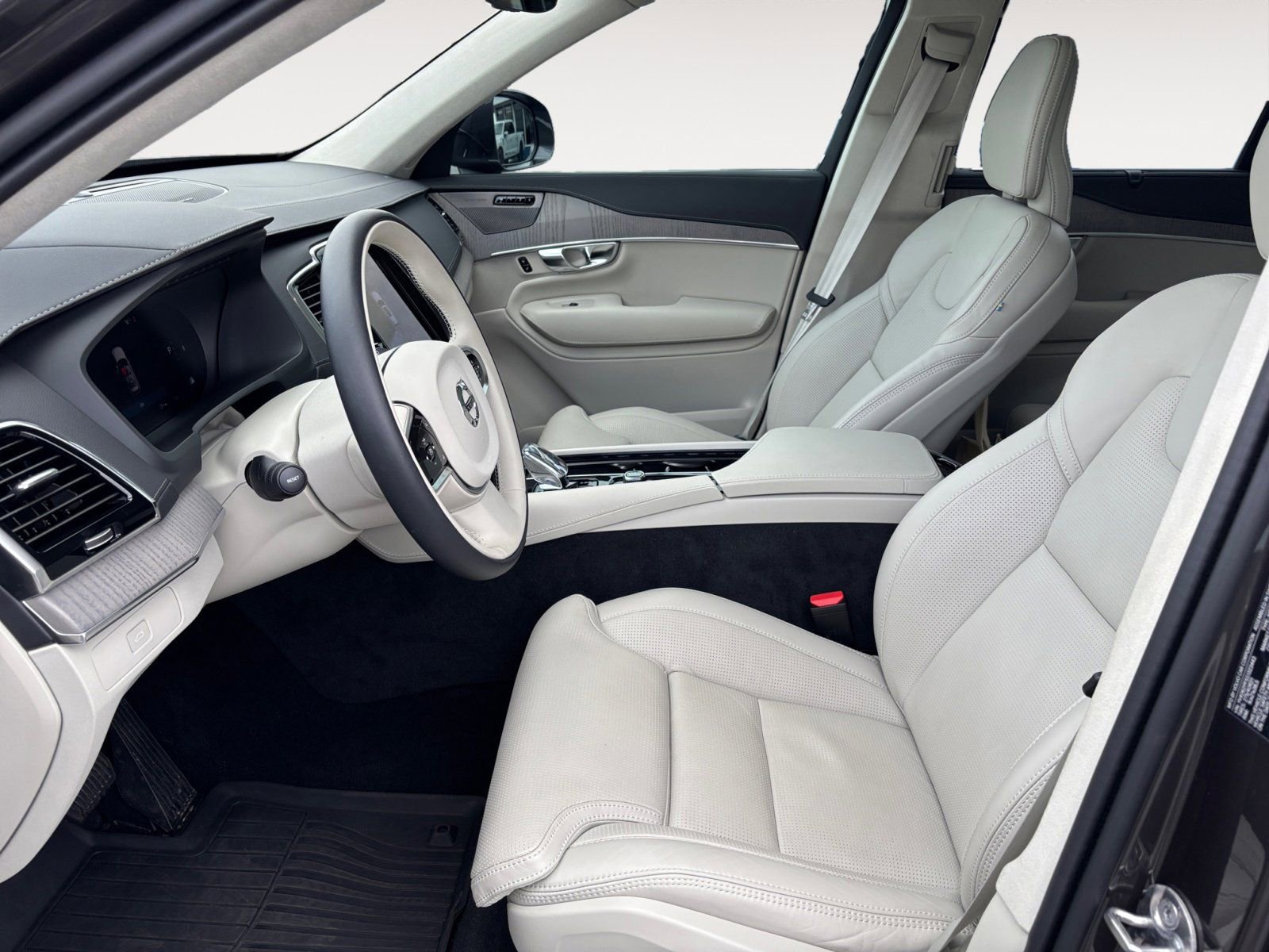 New 2025 Volvo XC90 B6 Ultra w/ Lounge Package image 9