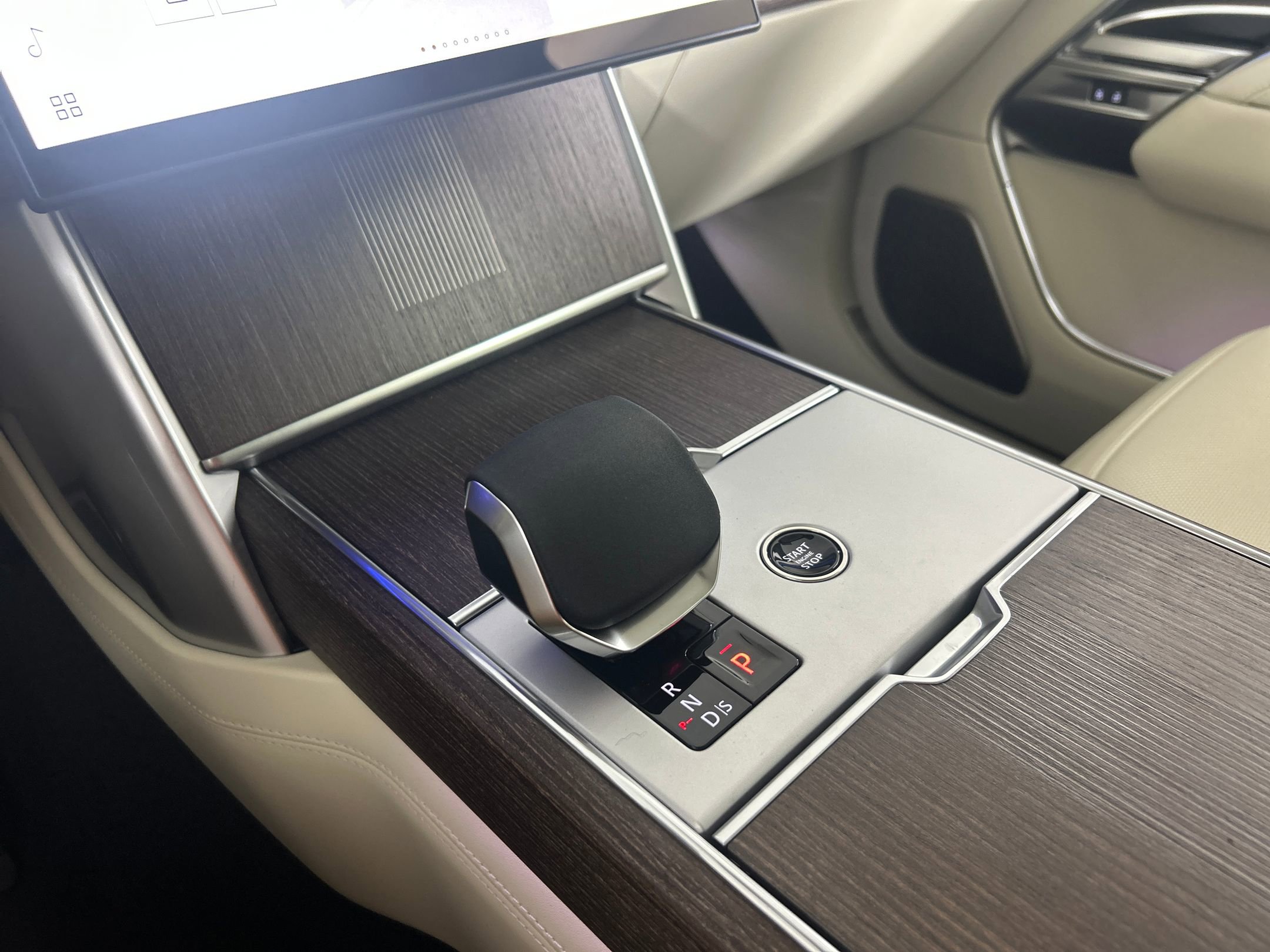 New 2025 Land Rover Range Rover Long Wheelbase Autobiography image 21