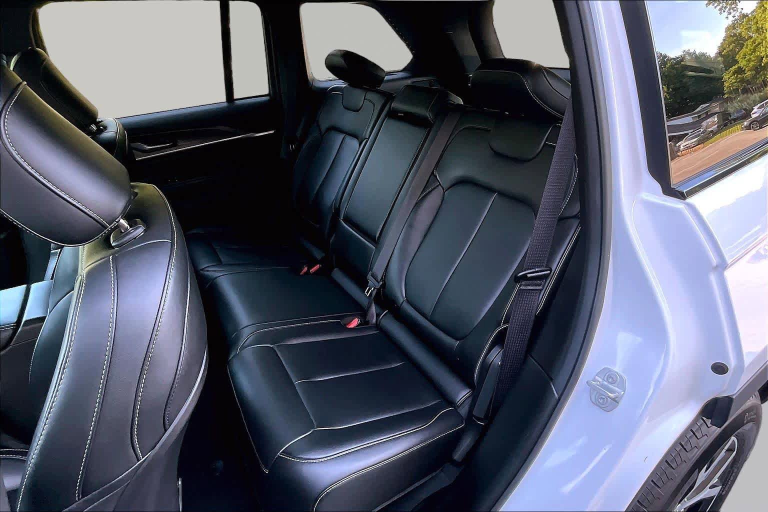 Used 2025 Jeep Grand Cherokee Limited AWD/4WD image 19