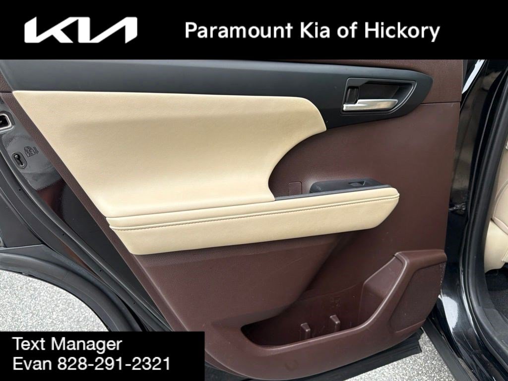 Used 2020 Toyota Highlander XLE FWD image 14