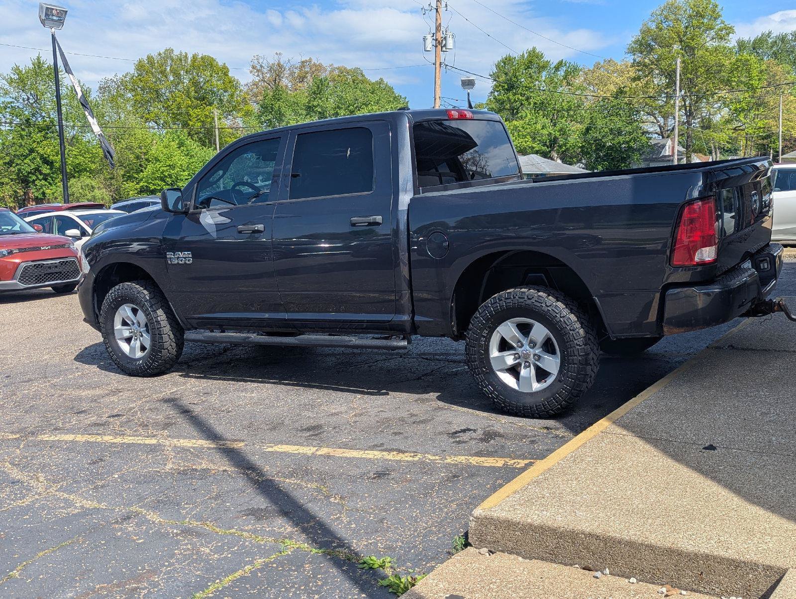 Used 2017 RAM 1500 Express AWD/4WD image 10