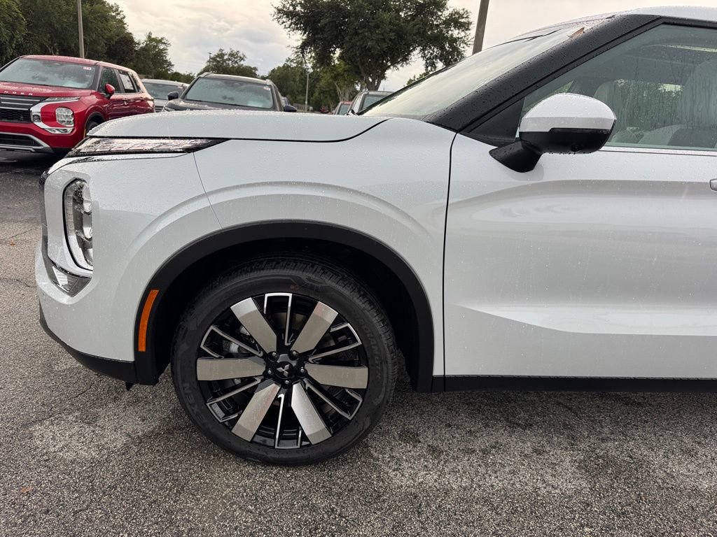 New 2025 Mitsubishi Outlander SE image 12