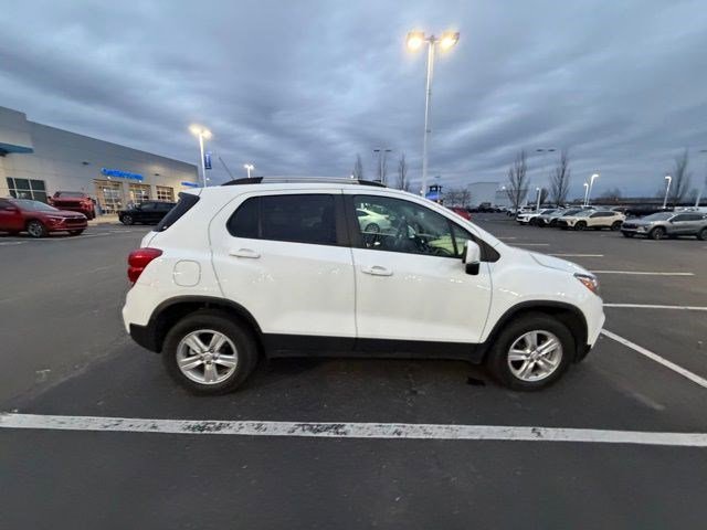Used 2022 Chevrolet Trax LT w/ LT Convenience Package image 4