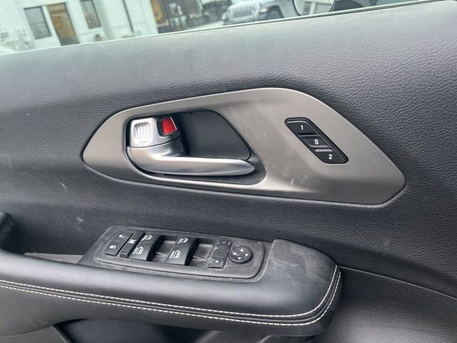 Used 2025 Chrysler Pacifica Select image 17