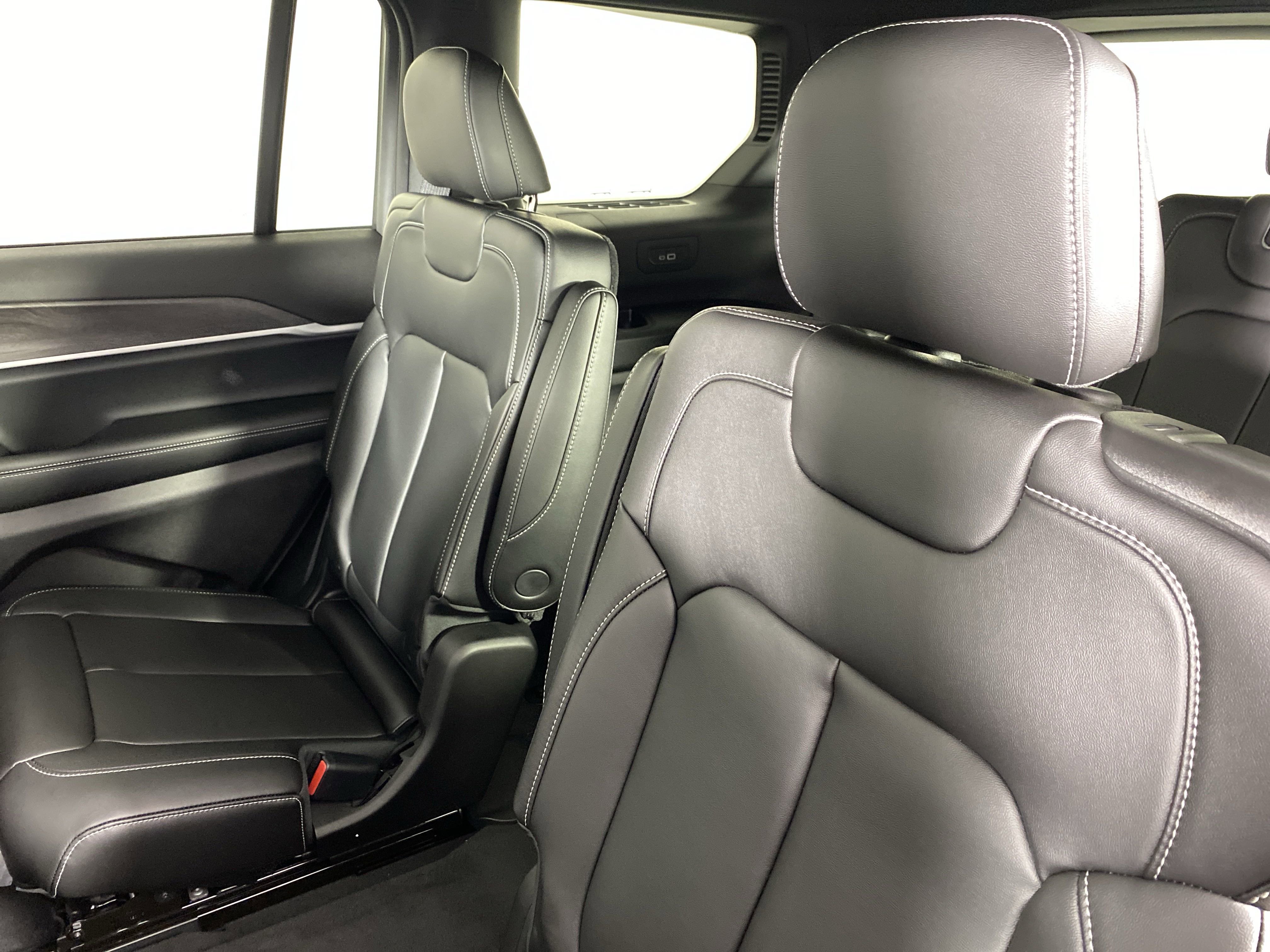 New 2025 Jeep Grand Cherokee L Limited w/ Black Appearance Package image 31