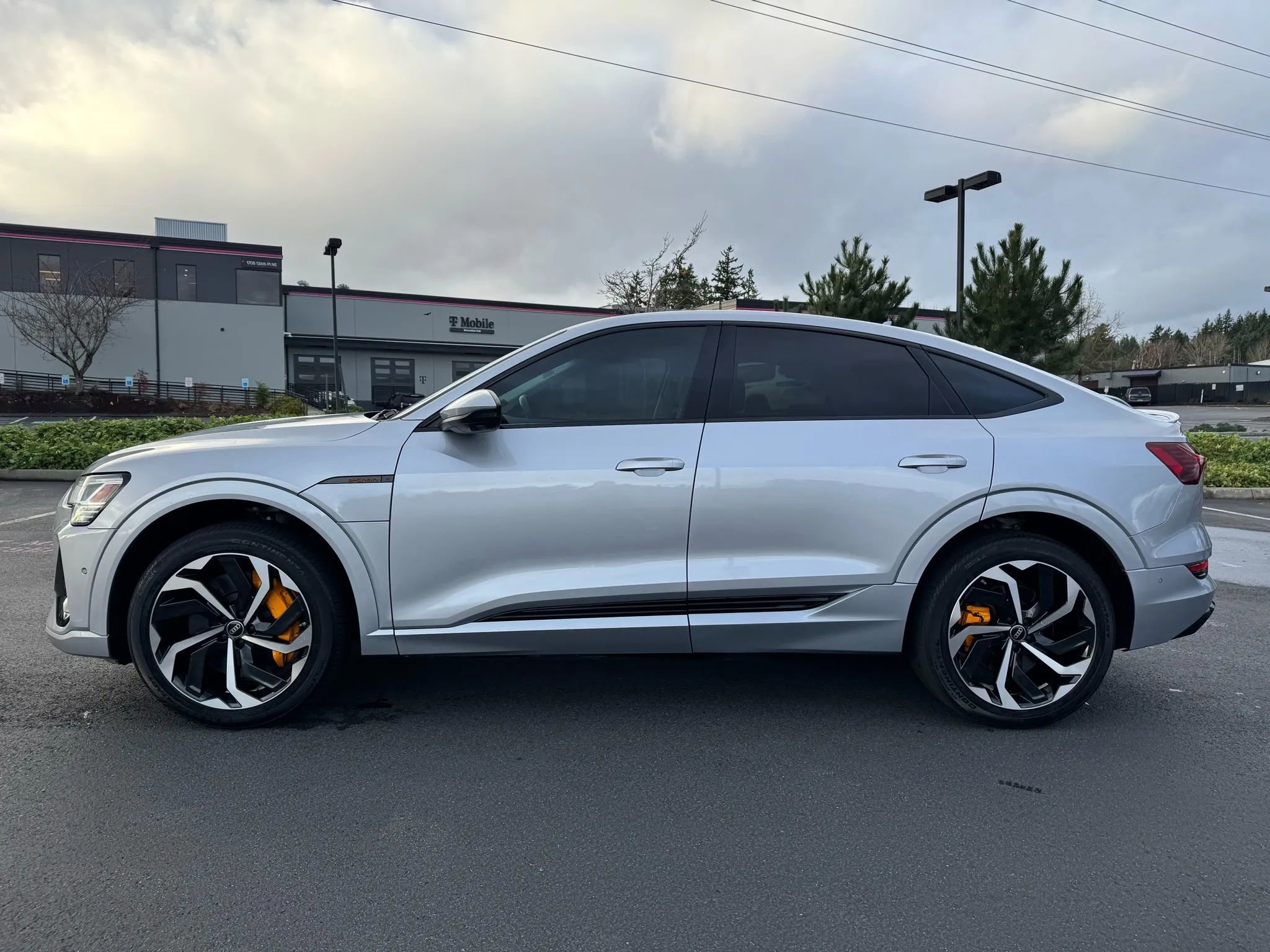 Used 2022 Audi e-tron Premium Plus w/ Premium Plus Package image 6