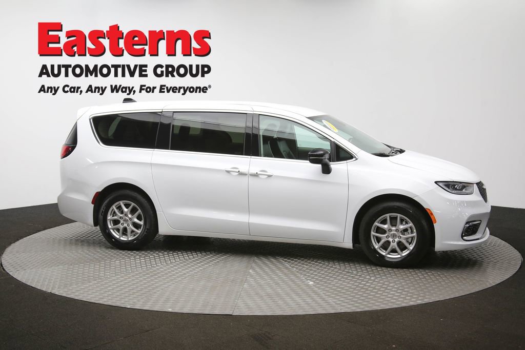 Used 2024 Chrysler Pacifica Touring-L image 45