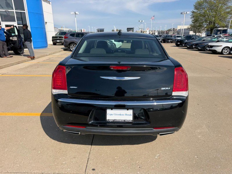 Used 2018 Chrysler 300 Touring image 3