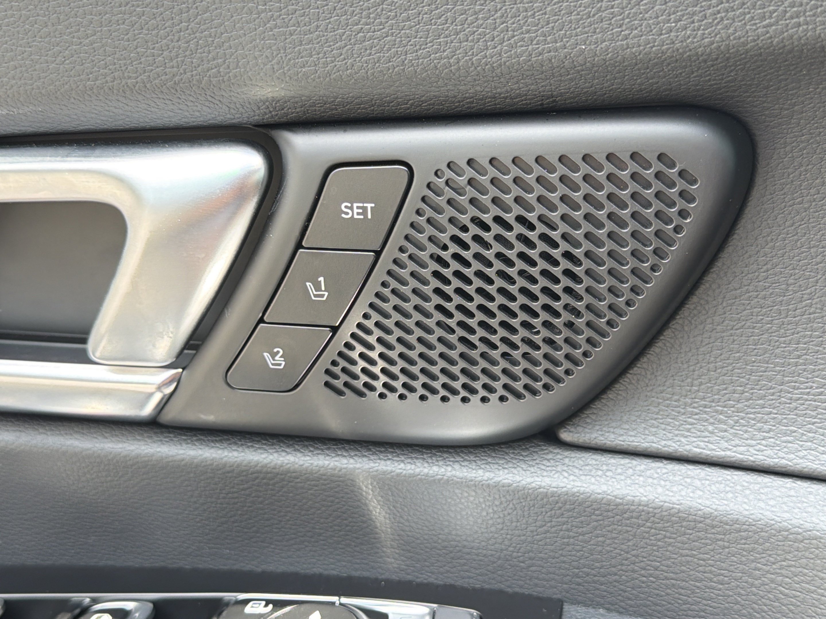 Used 2025 Kia Telluride SX w/ SX Captain's Chair Package FWD image 28