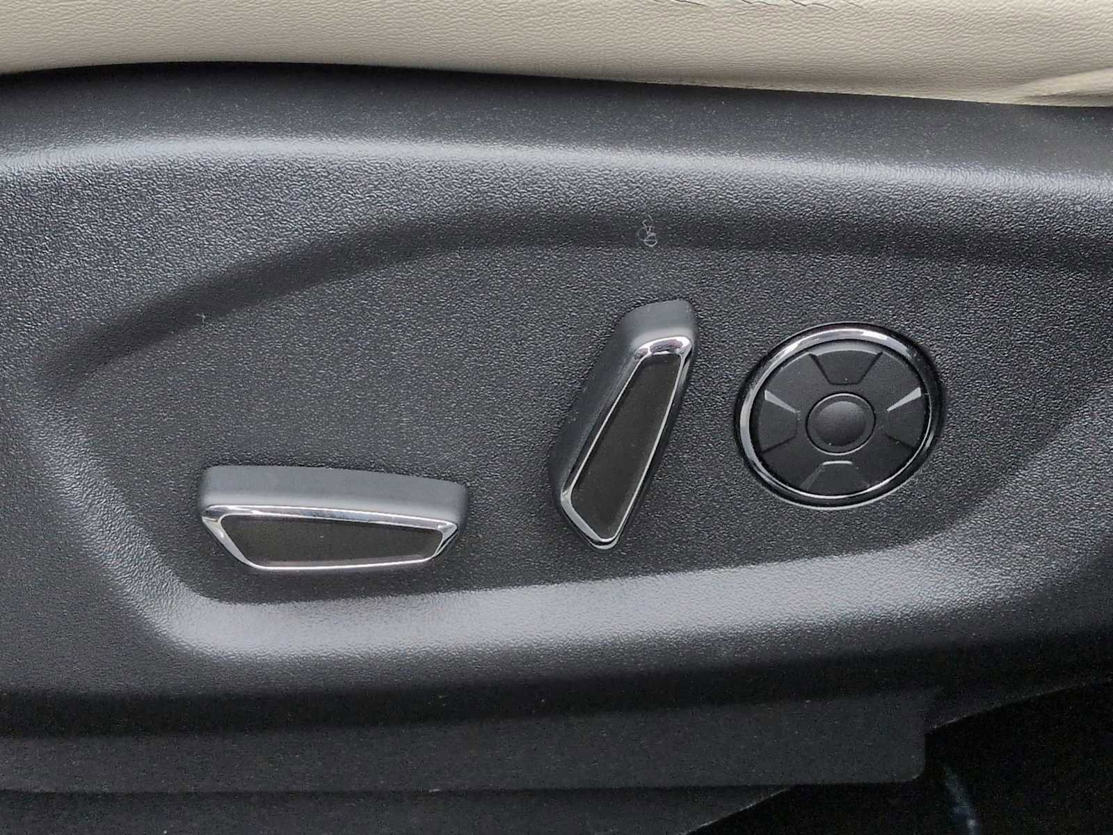 Used 2017 Ford Explorer Platinum image 18