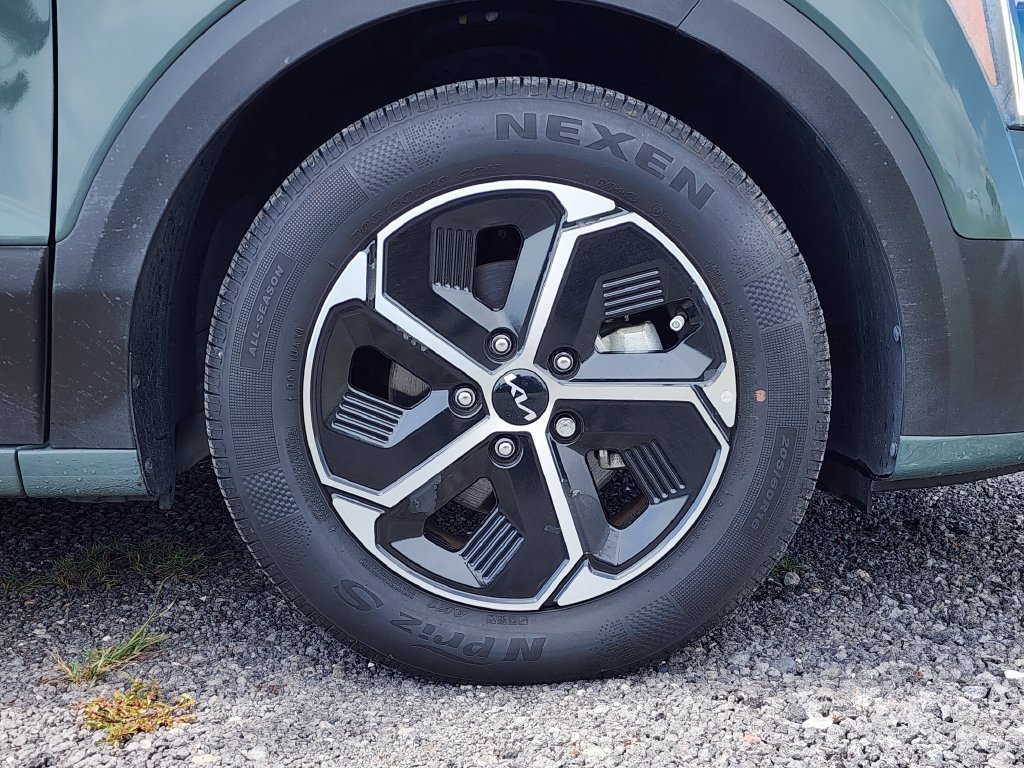 Certified 2023 Kia Niro EX FWD image 11