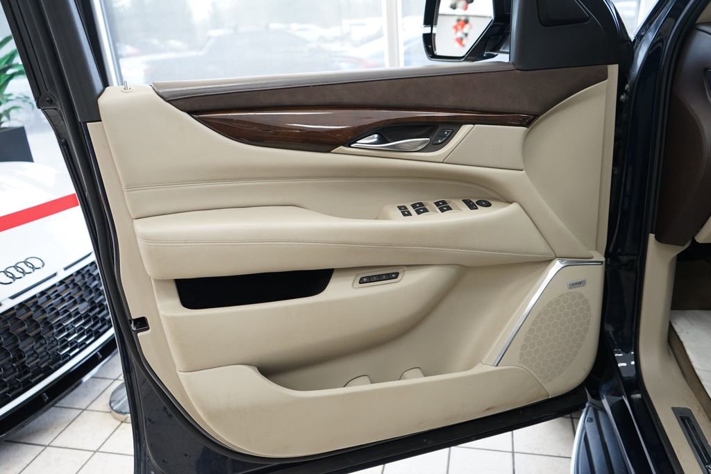Used 2017 Cadillac Escalade ESV Luxury image 29