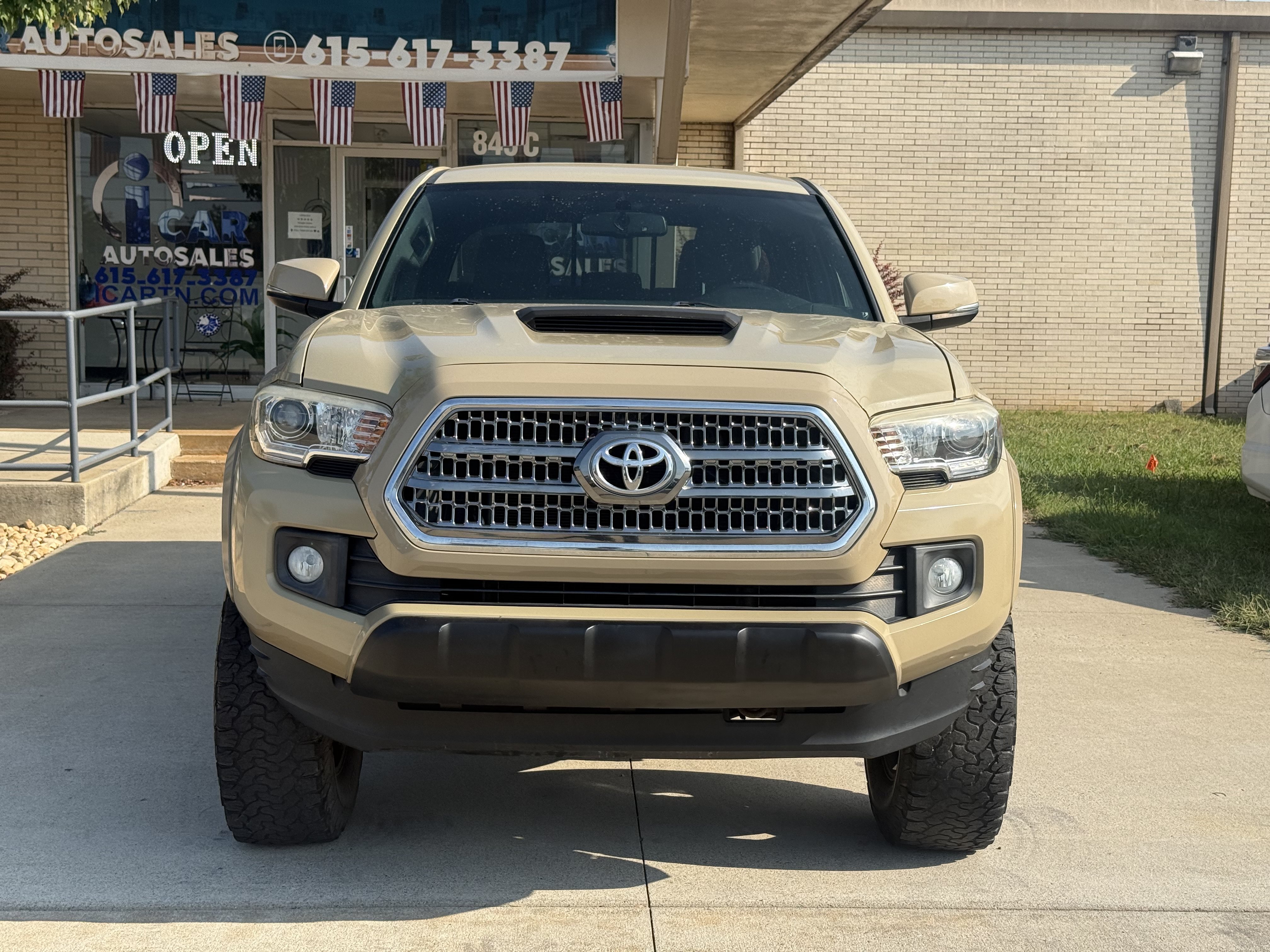 Used 2017 Toyota Tacoma TRD Sport w/ Tow Package (A/T) AWD/4WD image 2