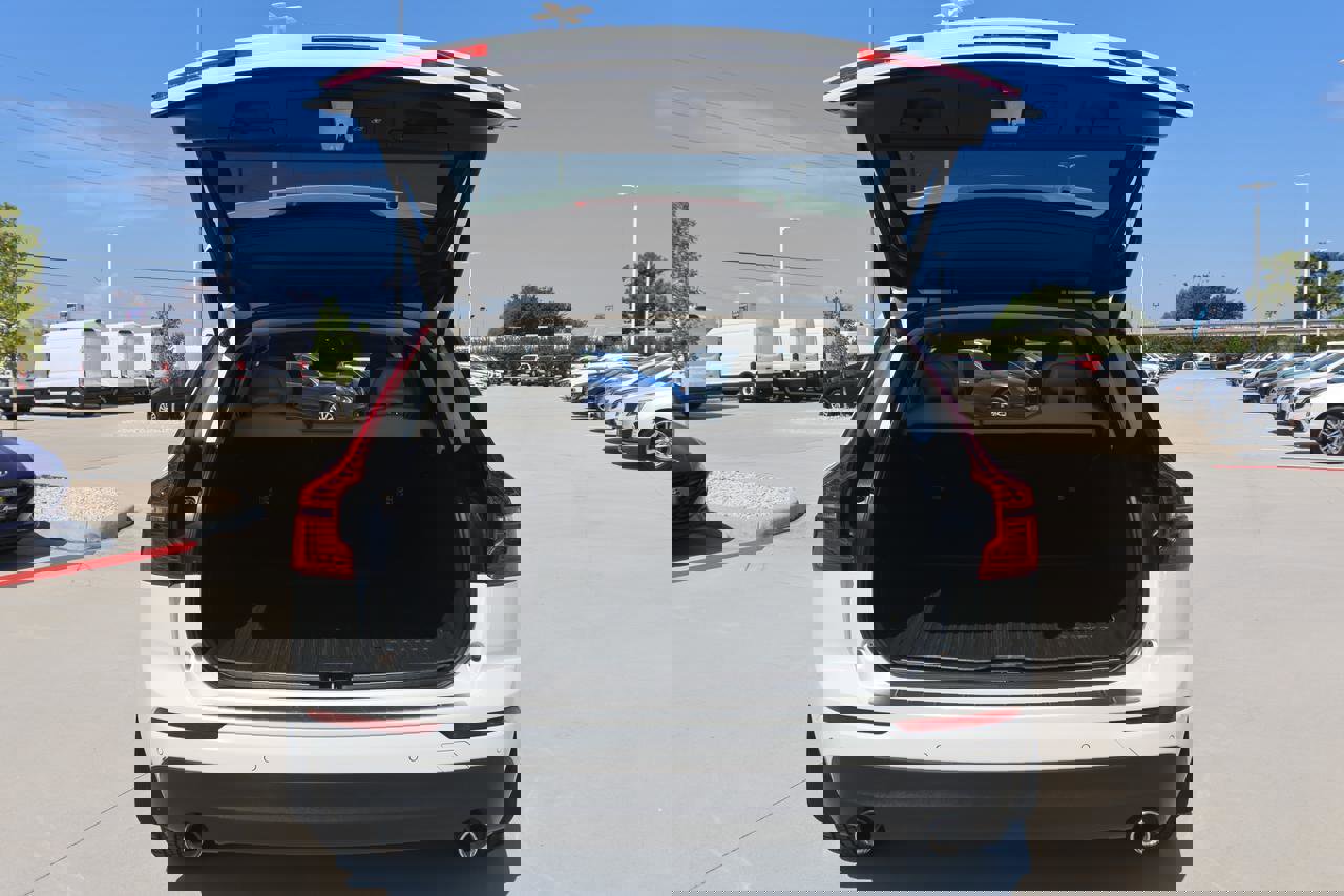 Used 2018 Volvo XC60 T6 Momentum w/ Convenience Package image 9