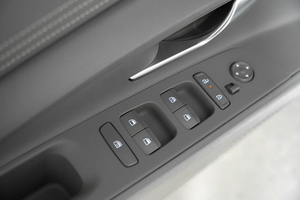 Certified 2025 Hyundai Elantra SEL FWD image 35