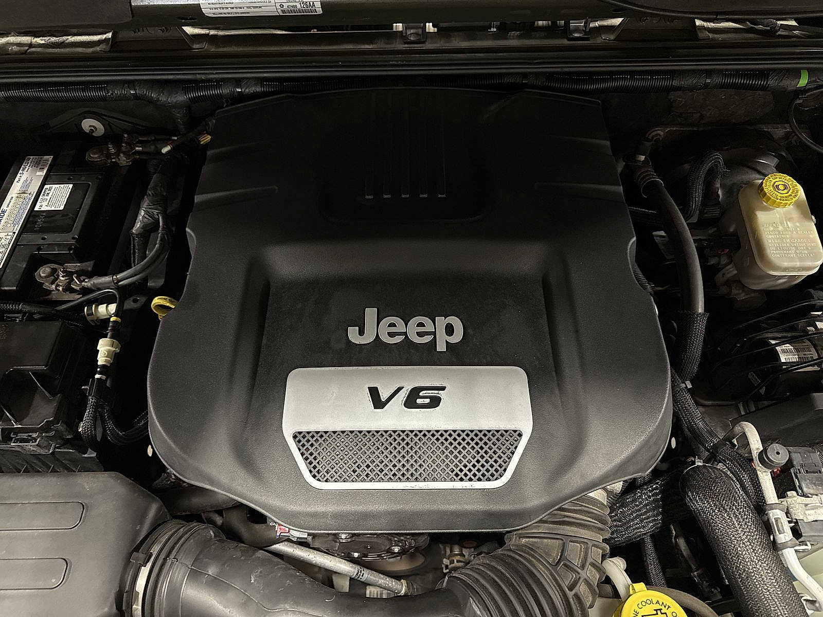 Used 2015 Jeep Wrangler Unlimited Sahara w/ Connectivity Group image 11