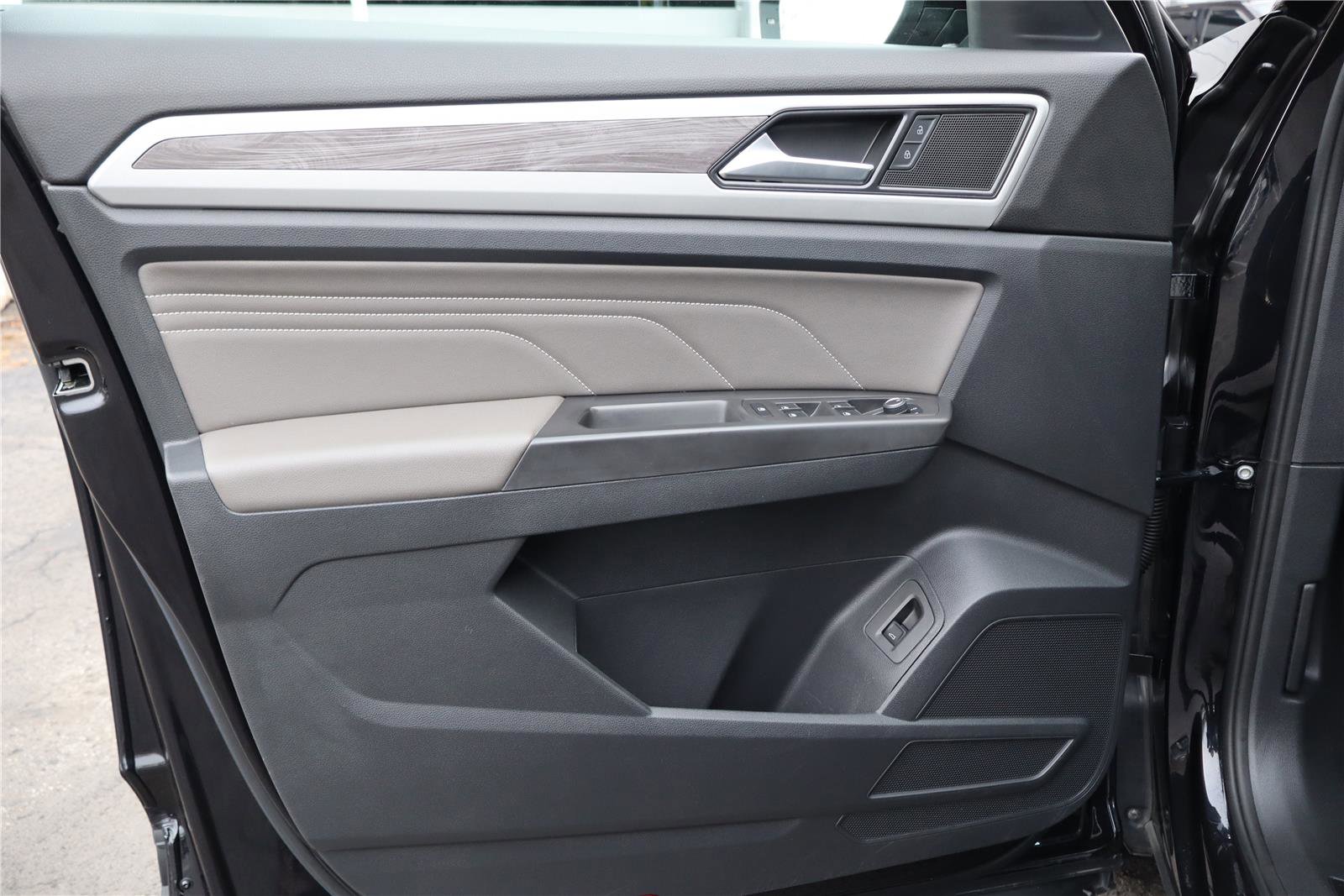 Certified 2023 Volkswagen Atlas Cross Sport SE w/ Black Wheel Package image 13