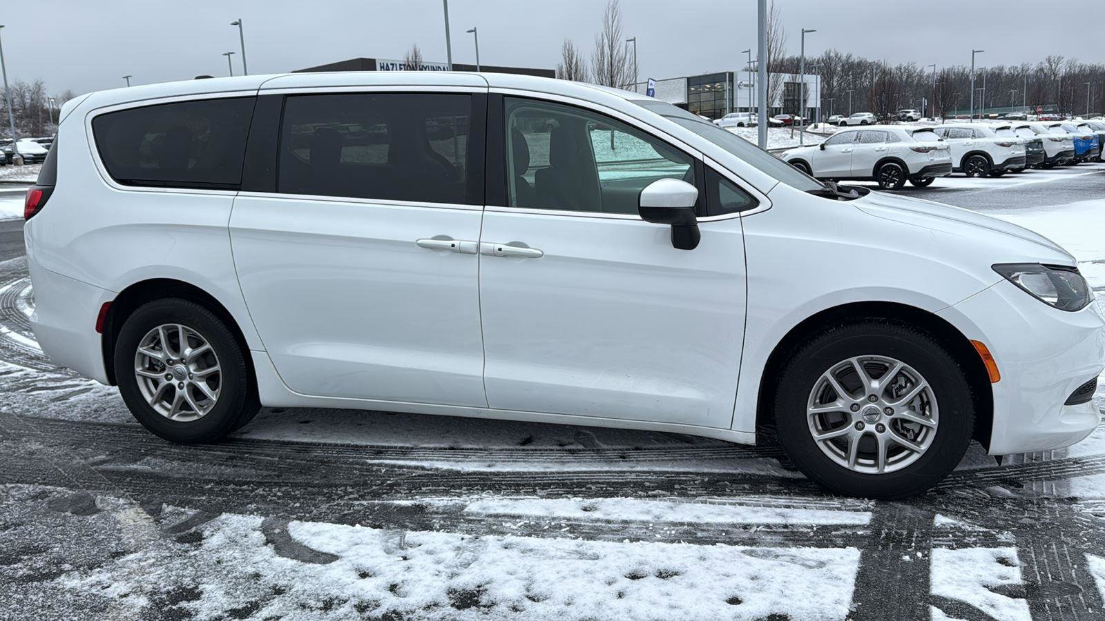 Used 2023 Chrysler Voyager LX image 3