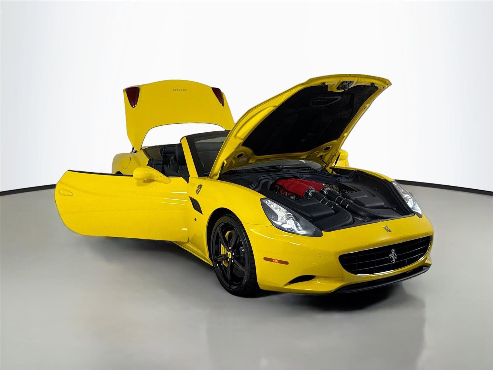 Used 2014 Ferrari California image 39