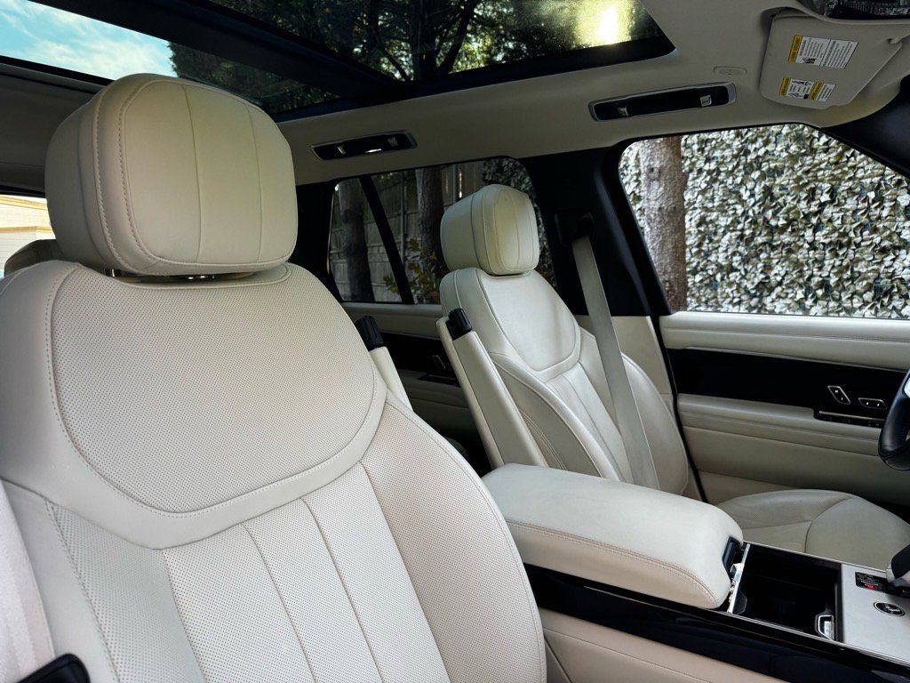 Used 2025 Land Rover Range Rover SE image 24