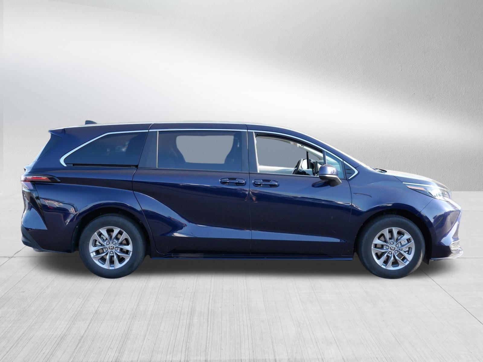 Used 2025 Toyota Sienna LE AWD/4WD image 8