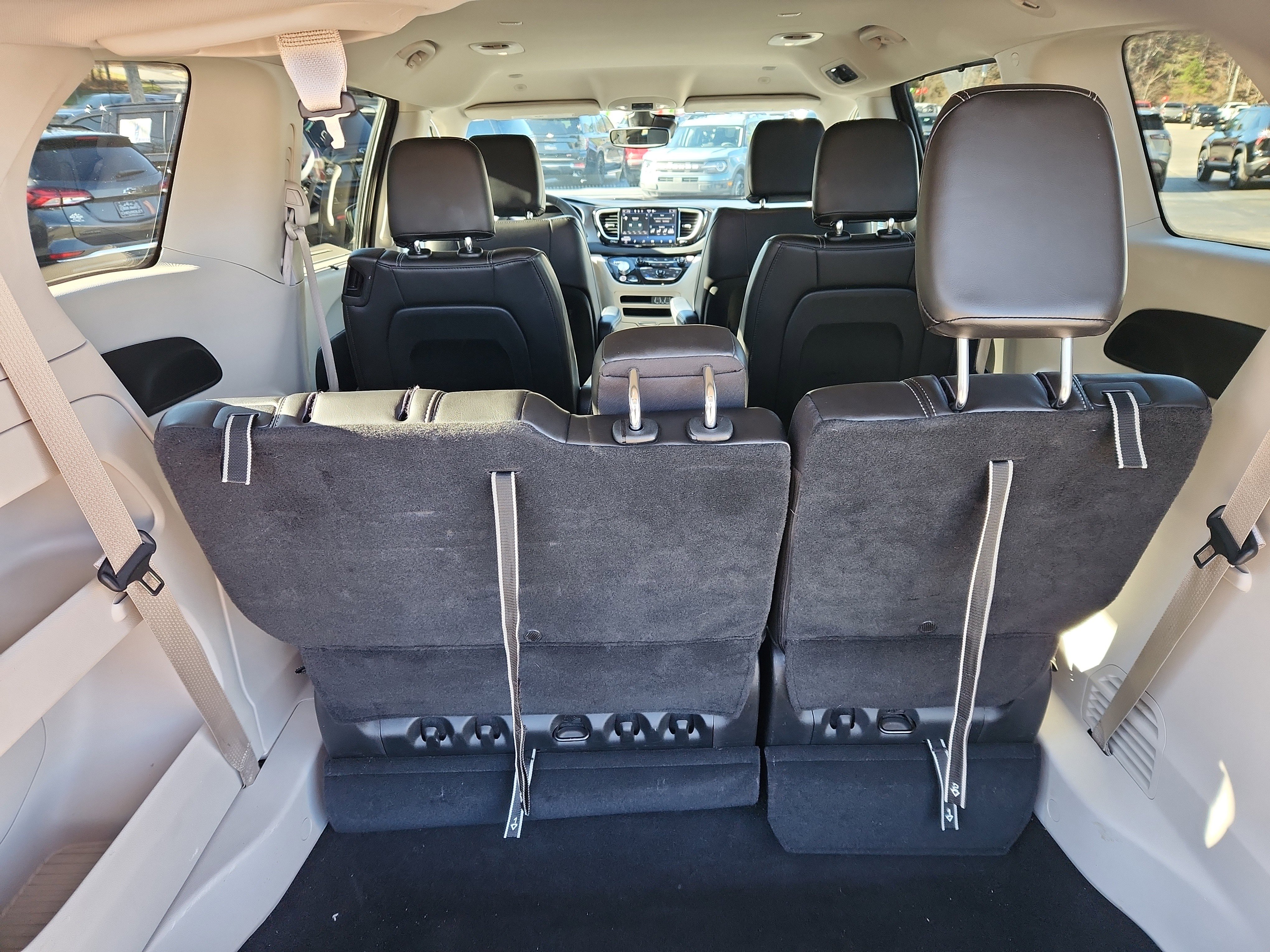 Used 2023 Chrysler Pacifica Touring-L image 38