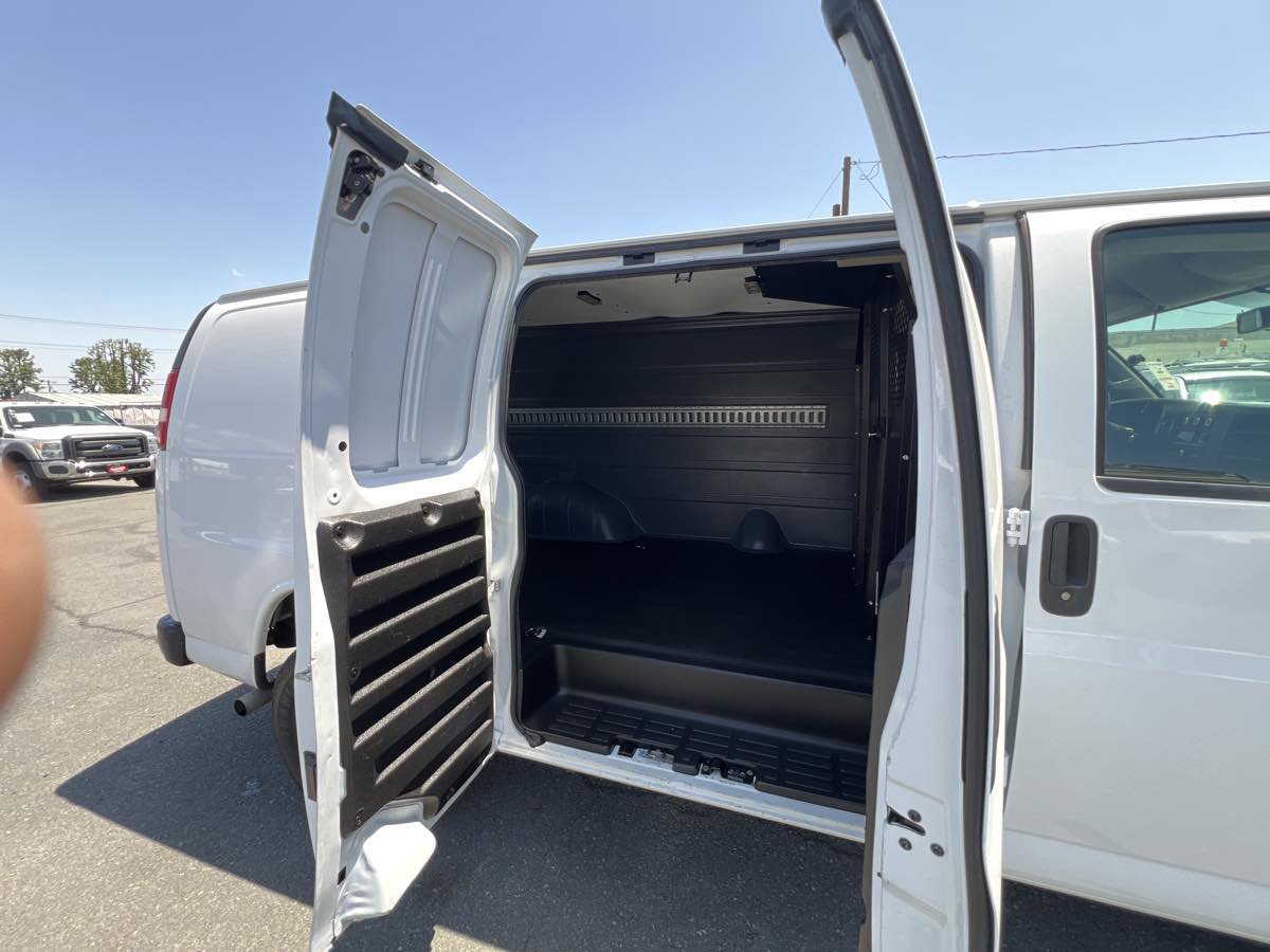 Used 2018 Chevrolet Express 2500 w/ Driver Convenience Package RWD image 12