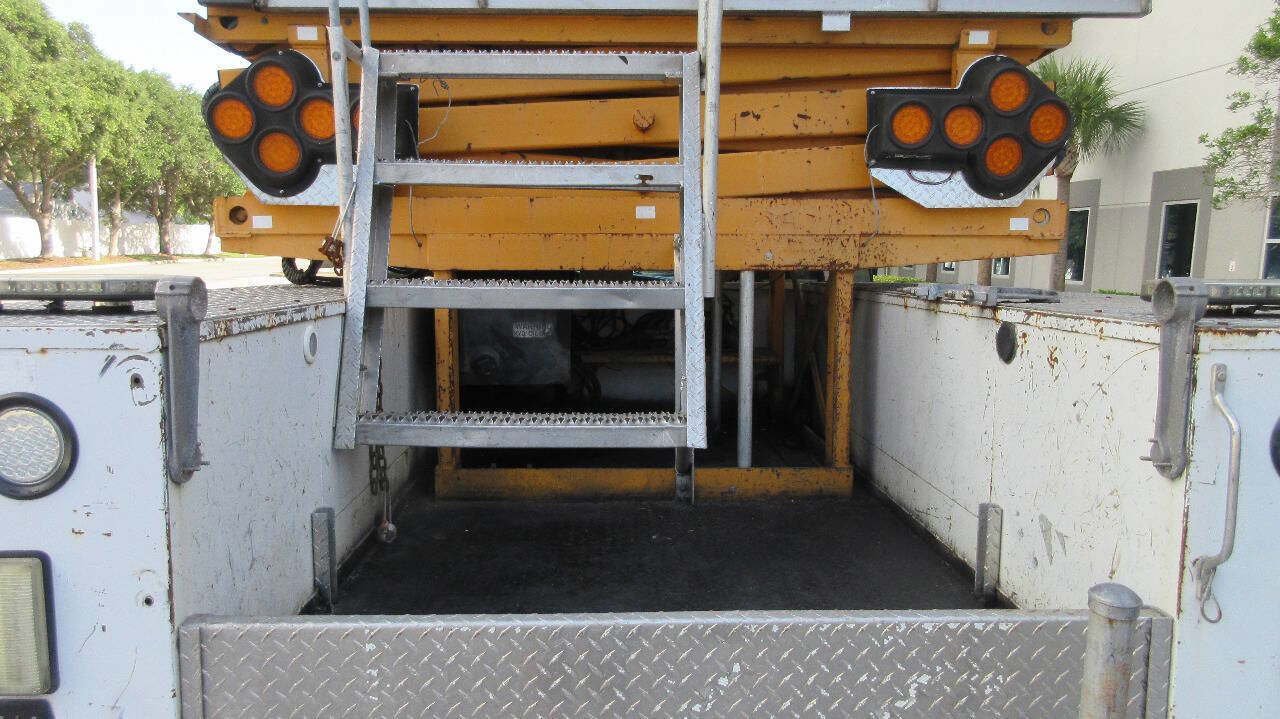 Used 2007 Ford F550 2WD Regular Cab Super Duty image 19