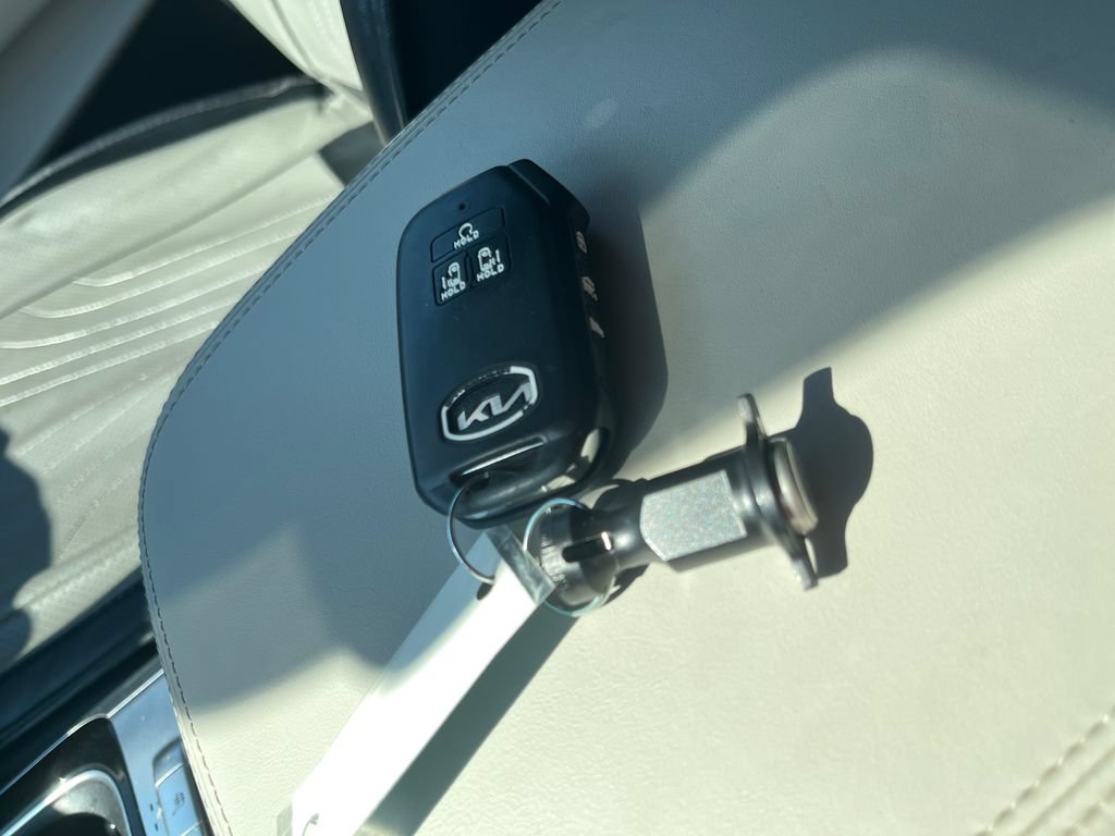 Used 2024 Kia Carnival EX FWD image 29