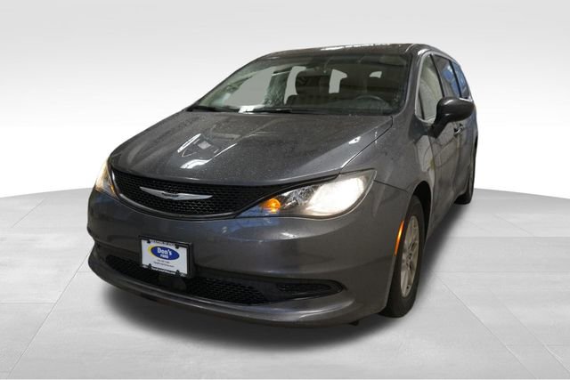 Used 2022 Chrysler Voyager LX image 1